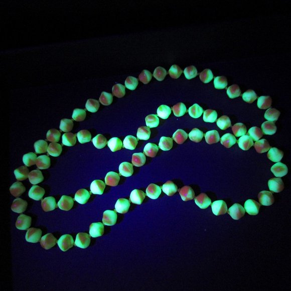 Uranium glass bead Necklace - Picture 4 of 15